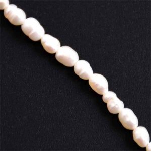 106- Perla de Rio Blanca Arroz 4-5mm- 34cm aprox. (1 tira)